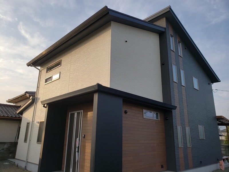 板張り天井とカウンターキッチンが魅力的な2階建て住宅